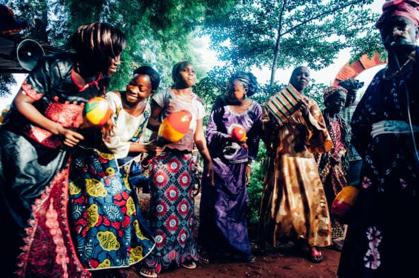 Musiciens maliens jouant ensemble en plein air