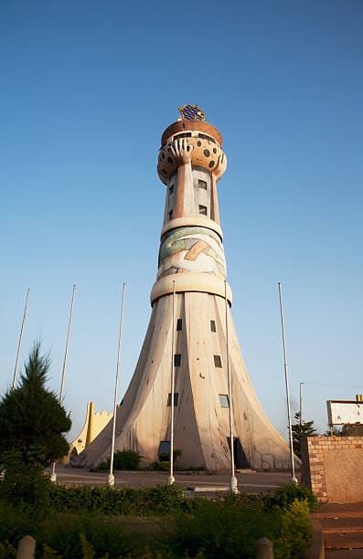 Tour monumentale en terre au Mali